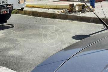 Un vehículo vuelca en Salinetas tras chocar contra una farola/TA.